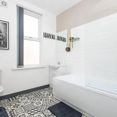 Апартаменти Near Centre & Elland Road Лідс